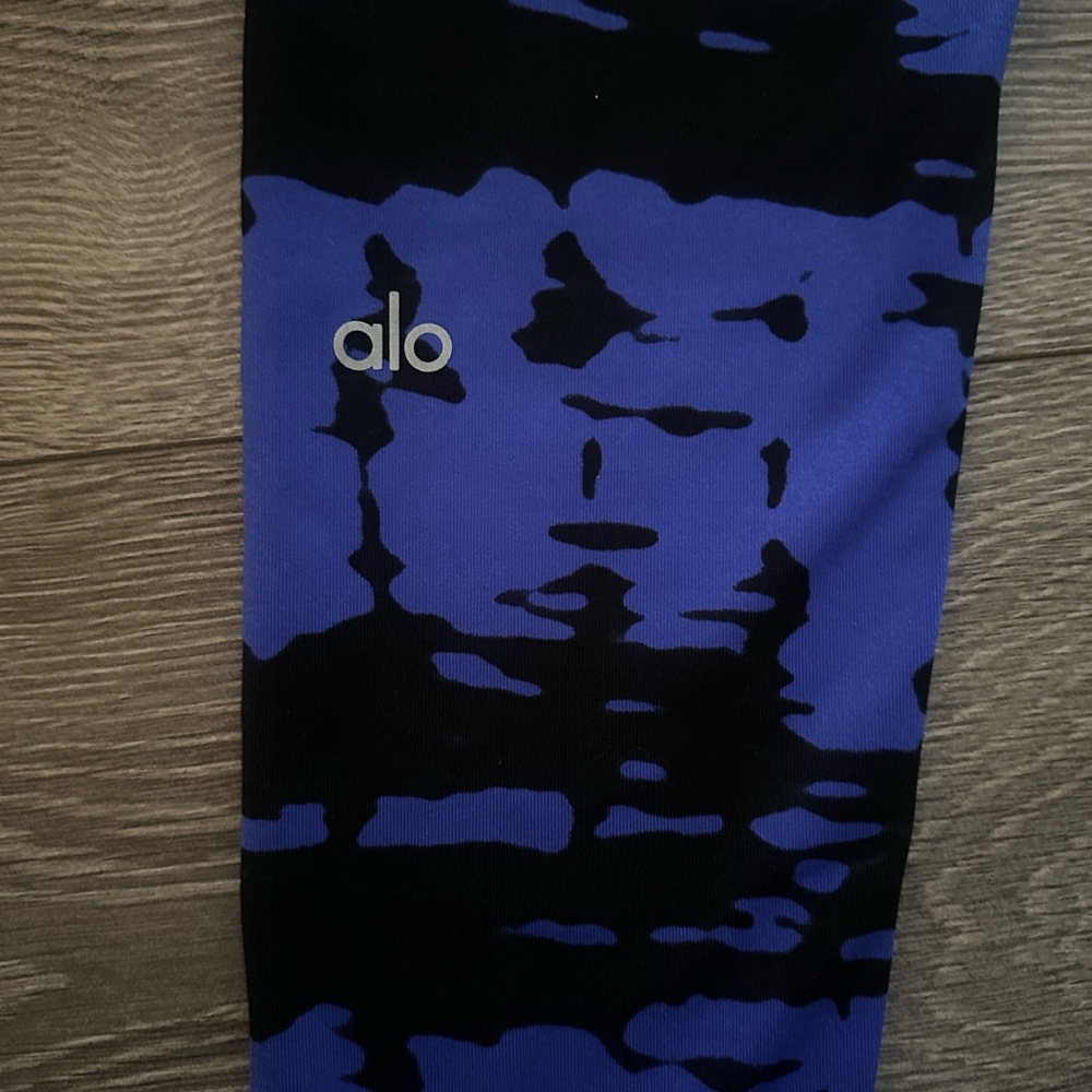 ALO Yoga Leggings in Blue and Black - Picture 5 of 8